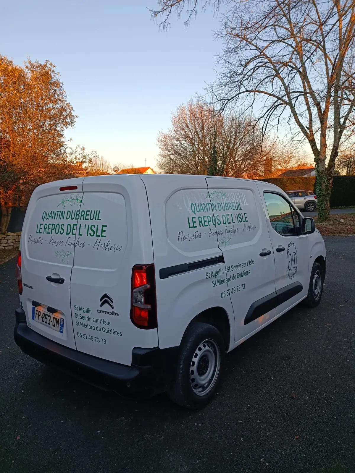 Fourgonnette publicitaire blanche des Pompes Funèbres Quantin Dubreuil