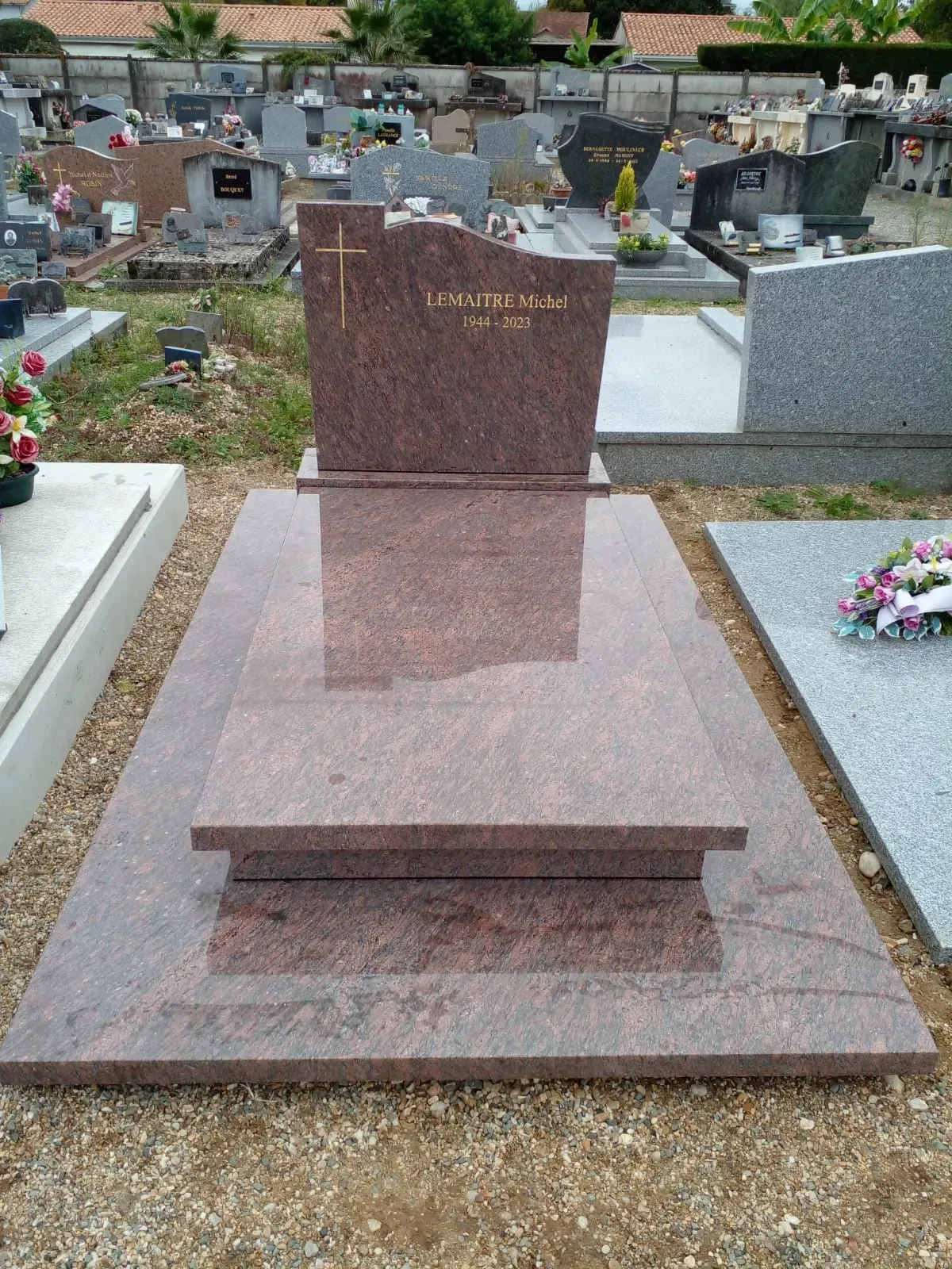 Monument funéraire en granit rose poli avec stèle gravée au nom de Lemaitre Michel.
